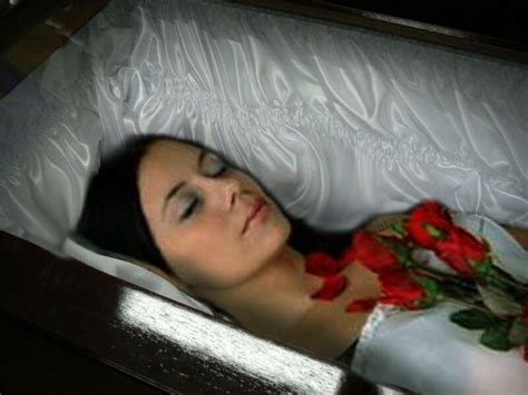 Beautiful Girls In Their Caskets How Once Upon A Time Is Like Lost