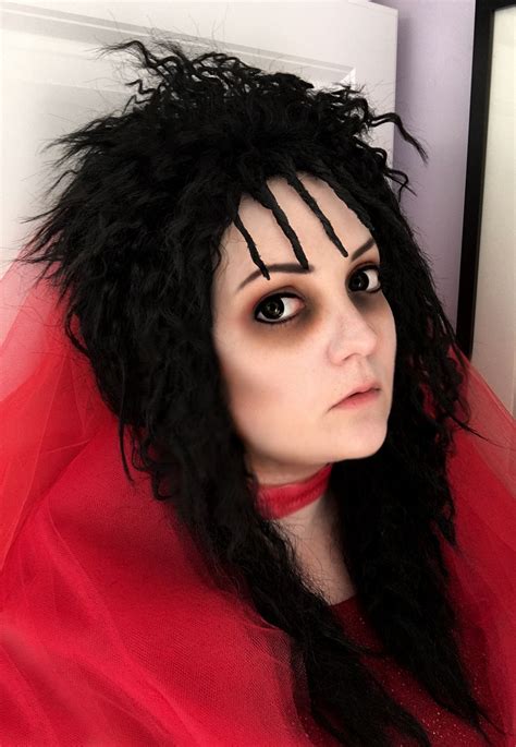 In the animated series, lydia and beetlejuice are friends and she has the ability to travel to the netherworld. 13 Ideas de maquillaje cultura pop para Halloween