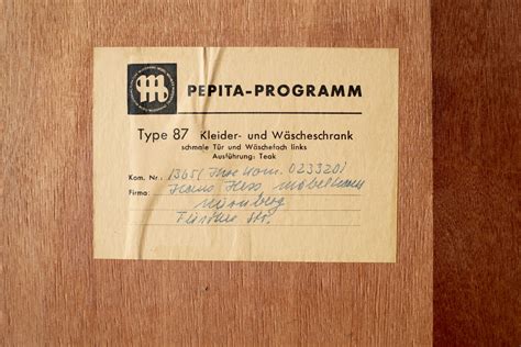 Dank des klassischen stils hat der spiegelschrank aus melaminbeschichtetem mdf ein dezentes erscheinungsbild. Musterring-Schrank aus den 60er-Jahren in Teak ...