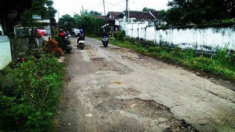 Jalan Rusak Di Desa Gendoh Butuh Perbaikan Dari Pemerintah Daerah