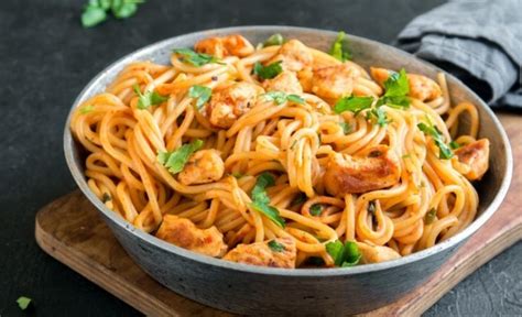 Cómo hacer espagueti rojo con crema Receta fácil