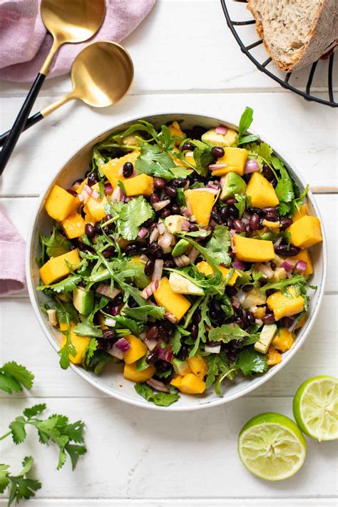 Schwarze Bohnen Salat mit Avocado und Mango Rezept