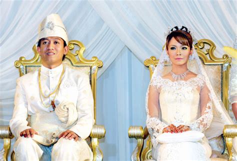 Tindakan pasangan itu menimbulkan rasa kurang senang dikalangan. Legally yours...soon: Wedding dress Nora Danish