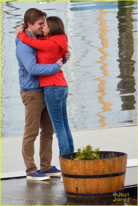 stephen amell and katie cassidy arrow kisses photo 547198 photo gallery just jared jr