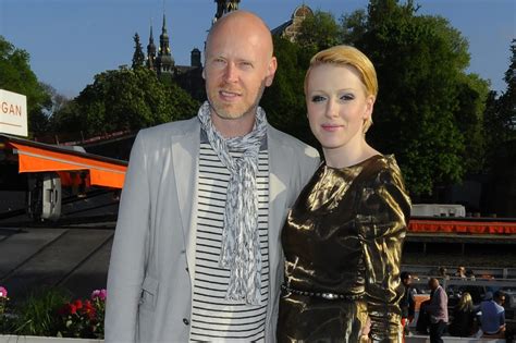 I det här inlägget kritiserar cissi wallin och lady dahmer intervjun med isabella löwengrip och hennes val att outsourca allt som är tråkigt och som har med sina barn att göra. Cissi Wallin är nygift - men skeptisk till äktenskap: "Ett ...