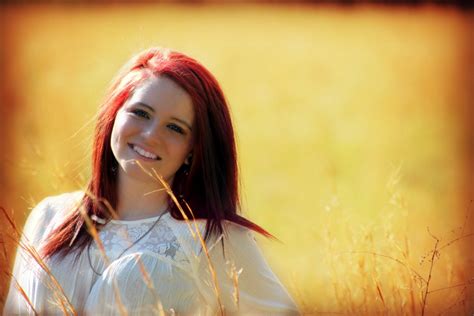 картинки природа человек девушка женщина поле Солнечный лучик портрет модель Красный