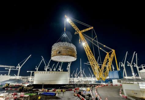 Photos Worlds Largest Crane Completes Its Biggest Ever Lift At