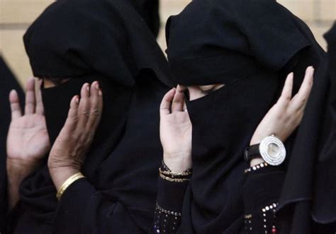 Saudi Woman Pictured Without Hijab Gets Pounded With Death Threats