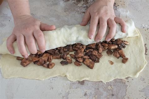 Spennella la superficie della rocciata con l'olio e infornala in forno statico preriscaldato a 170° per circa 1 ora. Rocciata umbra: la ricetta del goloso dolce tipico del ...