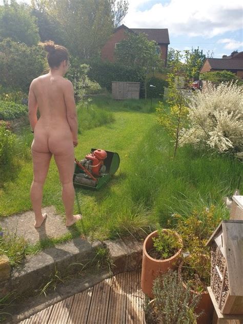 Nackte Gartenarbeit Nackter Garten Porno Bilder Sex Fotos Xxx Bilder
