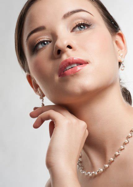 Beautiful Woman With Pearl Necklace — Stock Photo © Dragonfly666 15610517