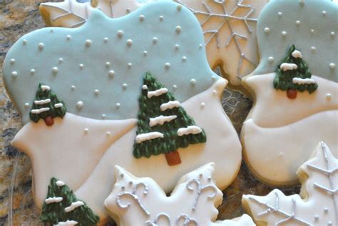 Decorate with royal icing and cinnamon candies. Love this winter cookie scene - I better be able to buy ...