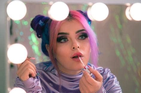 Rosalba ha appena annunciato sui social il suo nuovo singolo, luna piena. Luna Piena di Rosalba: testo, significato e video ufficiale