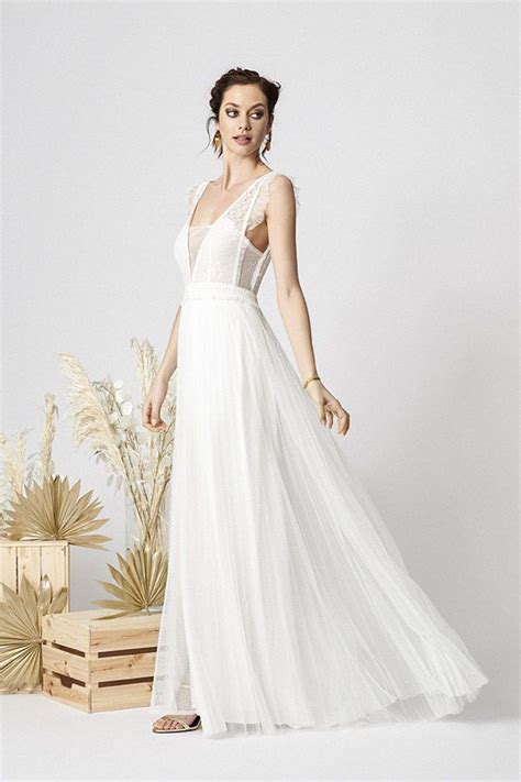 A contraddistinguere le proposte per il prossimo anno è l'impiego di tessuti d'altissima fattura, notiamo infatti abiti da sposa semplici in seta leggerissimi e vaporosi che modellano la silhouette e le conferiscono bon ton. Rembo Styling: Abiti da Sposa semplici e alternativi ...