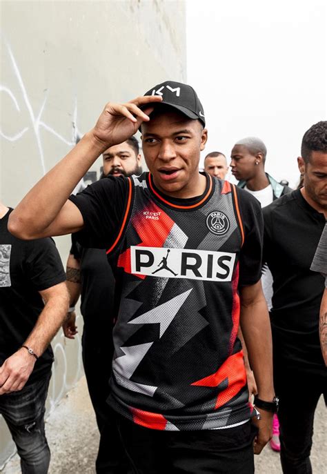 The shoe comes in a predominatly white look as the navy and red with a hint of light blue make an. Kylian Mbappé tease la prochaine collection PSG x Jordan à ...