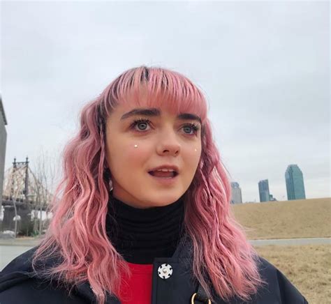 Maisie Williams Looking Cute With Her Pink Hair And Stars Under Her Eyes💓