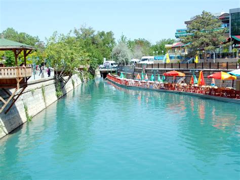 Uzaklıkta meram çayının da bulunduğu türkülere konu olmuş eşsiz bir mesire yeridir. Meram Bağları