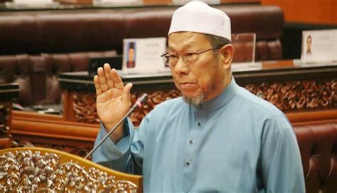 Nur azwa binti ismail pesuruhjaya sumpah mahkamah persekutuan malaysia no. Ustaz Husain, Asmak angkat sumpah Senator