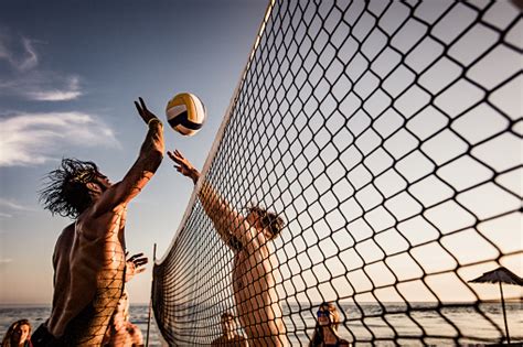 Joven Bloqueando A Su Amigo Mientras Jugaba Al Voleibol De Playa En El