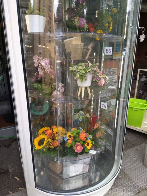 Jeder blumenautomat wird ausschließlich nach ordination und handwerkskunst gebaut, sowohl in bezug auf materialien als auch in bezug auf die konstruktion, je nach den bedürfnissen jedes floristen. Blumenautomat - Birgit`s Blumenboutique
