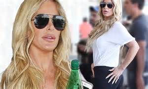 Kim Zolciak Shows Off Her Derriere In Skintight Trousers As She Heads