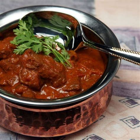 Curl up with a bowl of this and you'll be instantly warmed up. Hairy Bikers Beef Curry Slow Cooker : Indian Beef Curry With Peas And Buttery Naan Life Time ...