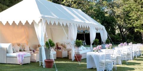 Pesta pernikahan di kebun akan membuat pesta anda terkesan casual dan intim, serta tetap meriah dan cantik dengan dekorasi garden party. Begini, Dekorasi Pesta Pernikahan di Taman Terbuka