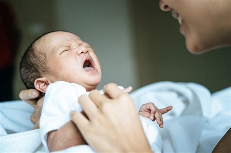 Bebé Recién Nacido Llevaba Un Blanco Y Lloró En Los Brazos De La Madre