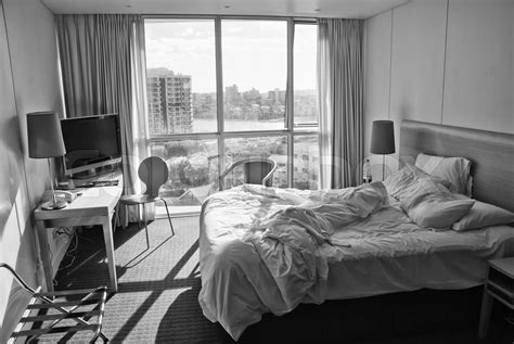 Hotel Bedroom Mit Unmade Bed And City View Stock Bild Colourbox