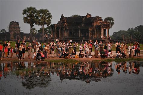 Seul Dans Les Ruines Dangkor Le Joyau Du Cambodge Renoue Timidement