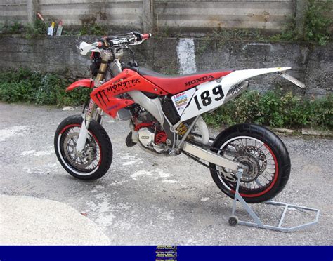 Congratulations on choosing your honda cr your cr is a high performance racing motorcycle that utilizes the latest motocross technology and is intended for competition use in sanctioned. 2006 Honda CR125R - Moto.ZombDrive.COM