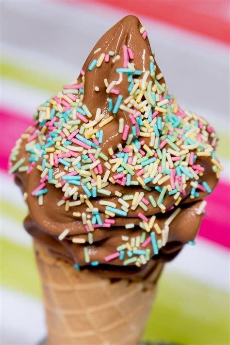 Cornets de glace italienne : Cornet de glace chocolat recouvert de vermicelles colorées (avec images) | Glace chocolat ...