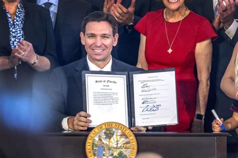 Desantis Firma Un Presupuesto Récord Para Florida De 117000 Millones