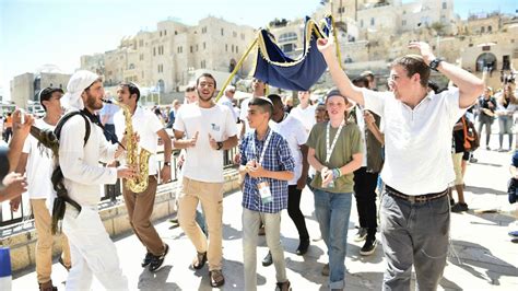 Chabad Holds Western Wall Bar Mitzvah For 115 Orphans The Times Of Israel