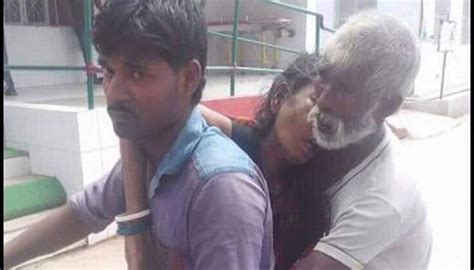 Bihar Denied Mortuary Van Man Carries Wifes Dead Body On Motorcycle Bihar News Zee News