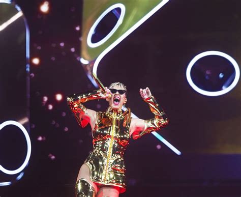 Katy Perrys Las Vegas Show Goes On Wild Ride Into Pop Culture Las
