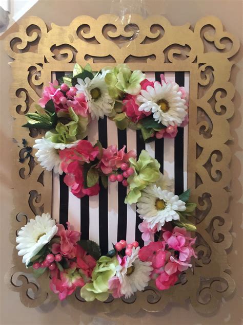Creates This S Shaped Flower Arrangement On A Wooden Frame From