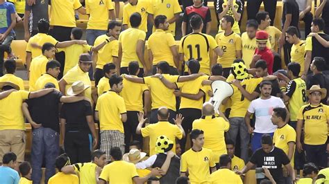 هنا تجد مايخص النادي الاهلي البحريني من اخبار وفيديوهات وصور ونتائج،زورونا على موقعنا في اليوتيوب تحت مسمى قناة النسور او اضغط على الرابط | twuko. ‫جمهور نادي الاهلي البحريني نهائي الدوري 26/4/2015‬‎ - YouTube