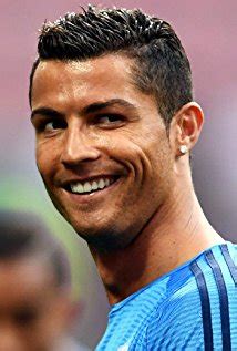 กริชตียานู รูนัลดู ดุช ซังตุช อาไวรู ( โปรตุเกส: คริสเตียโน โรนัลโด (Cristiano Ronaldo)