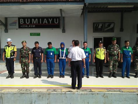 Akan diberi thr 50 ribu ratusan buruh pabrik aksesoris sepatu di brebes mogok kerja biem co. brebesterkini.com: Pengamanan Stasiun KA Bumiayu Brebes ...