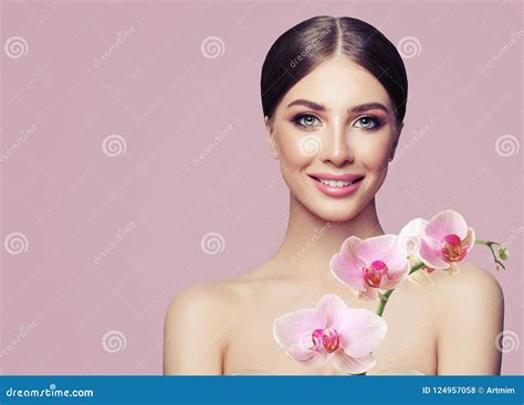 Junge L Chelnde Frau Mit Make Up Und Orchideen Blumen Stockfoto Bild