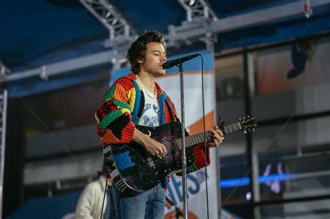 Harry styles had the best reaction when salma hayek's pet owl coughed up a ball of rat hair on his head. 7 Products Harry Styles Fans Bought Because of Harry Styles