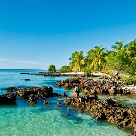 Beach lovers, scuba divers and fishing enthusiasts from all over the world are drawn to mozambique's sandy white beaches and shimmering blue waters abundant in marine life. Luxury Mozambique Beach Holidays | Why Go & When to Go ...