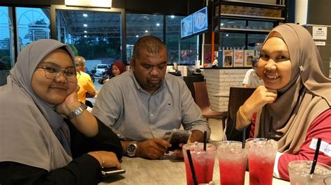 4 anak kecil mami makan sama2 dalam dulang nanti dah besar tengok video ni mesti rindu zaman kanak2. BERBUKA DALAM DULANG DI THE STRAITS KOPITIAM BERSAMA ...