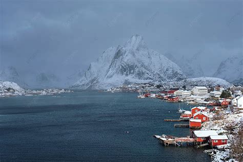 ノルウェーのレーヌ漁村と雪のある冬の赤いロブ家のあるロフォーテン諸島のレーヌ漁村 写真背景 無料ダウンロードのための画像 Pngtree