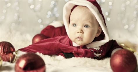 These 9 Christmas Themed Newborn Photo Shoots Will Melt Your Heart