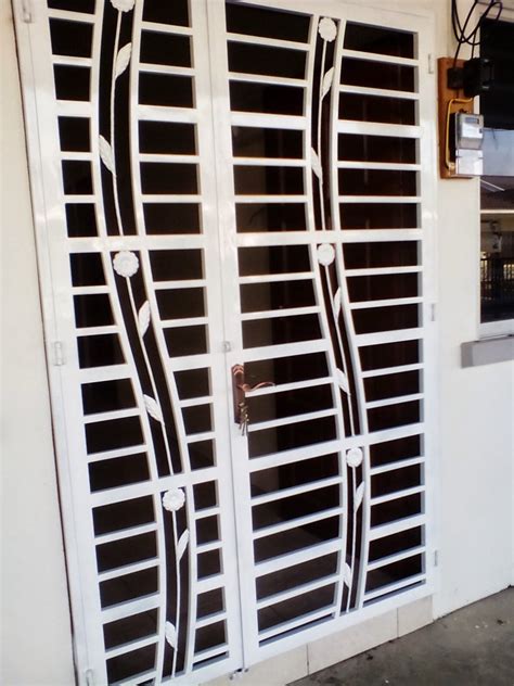 Penyudahnya minta bantuan pekerja yang pasang grill tadi untuk. aku & kehidupan ini: grill rumah