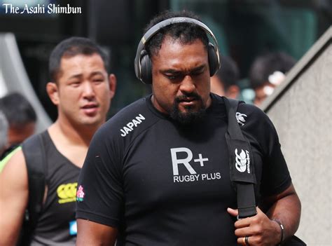 かなり熱い戦いをしていますね。 中でも目立つのが南アフリカ代表の9番、 ファフ・デクラーク選手 です。 スクラムへボールを入れる際に クルクルとラグビーボールを回している姿 が目立っていました。 中島イシレリwiki風プロフィールや経歴は？結婚した嫁や子供 ...