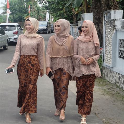 Model Kebaya Batik Kombinasi Brokat In 2020 Model Kebaya Muslim