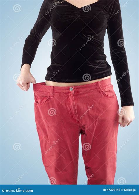 La Femme Lui Montre La Perte De Poids Par Le Port De Vieux Grands Pantalons Image Stock Image